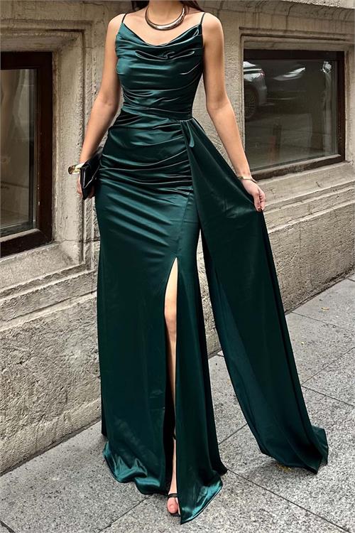 Kadın zümrüt yeşili askılı drapeli saten uzun abiye elbise, yırtmaçlı kuyruklu HSZ044 
